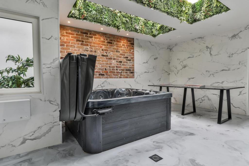 23 Trafalgar Square With Hot Tub And Cinema สการ์โบโรห์ ภายนอก รูปภาพ