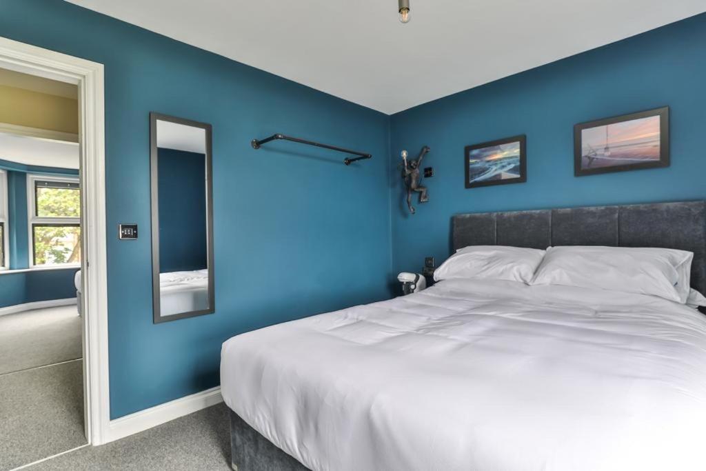 23 Trafalgar Square With Hot Tub And Cinema สการ์โบโรห์ ภายนอก รูปภาพ