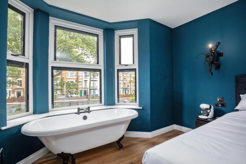 23 Trafalgar Square With Hot Tub And Cinema สการ์โบโรห์ ภายนอก รูปภาพ